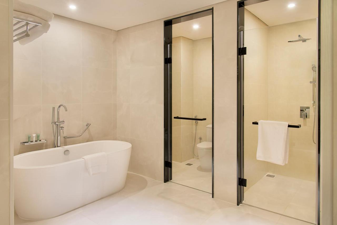 Asiana Grand Hotel Dubai Bagian luar foto A modern bathroom with a shower and a bathtub
