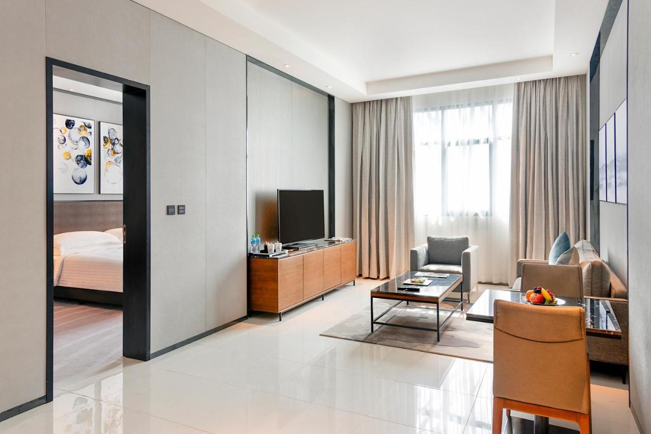 Asiana Grand Hotel Dubai Bagian luar foto A suite at the hotel