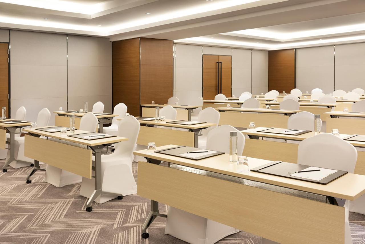 Asiana Grand Hotel Dubai Bagian luar foto A typical classroom layout