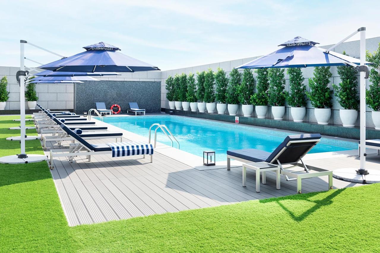 Asiana Grand Hotel Dubai Bagian luar foto The swimming pool at the hotel