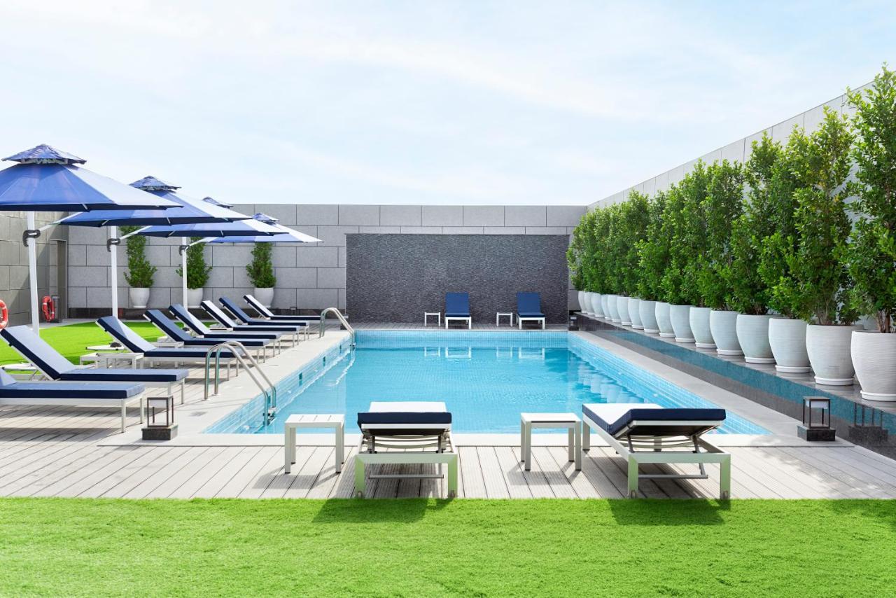 Asiana Grand Hotel Dubai Bagian luar foto The swimming pool at the hotel