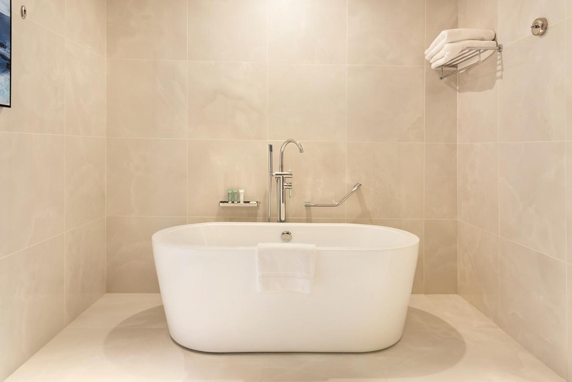 Asiana Grand Hotel Dubai Bagian luar foto A freestanding bathtub
